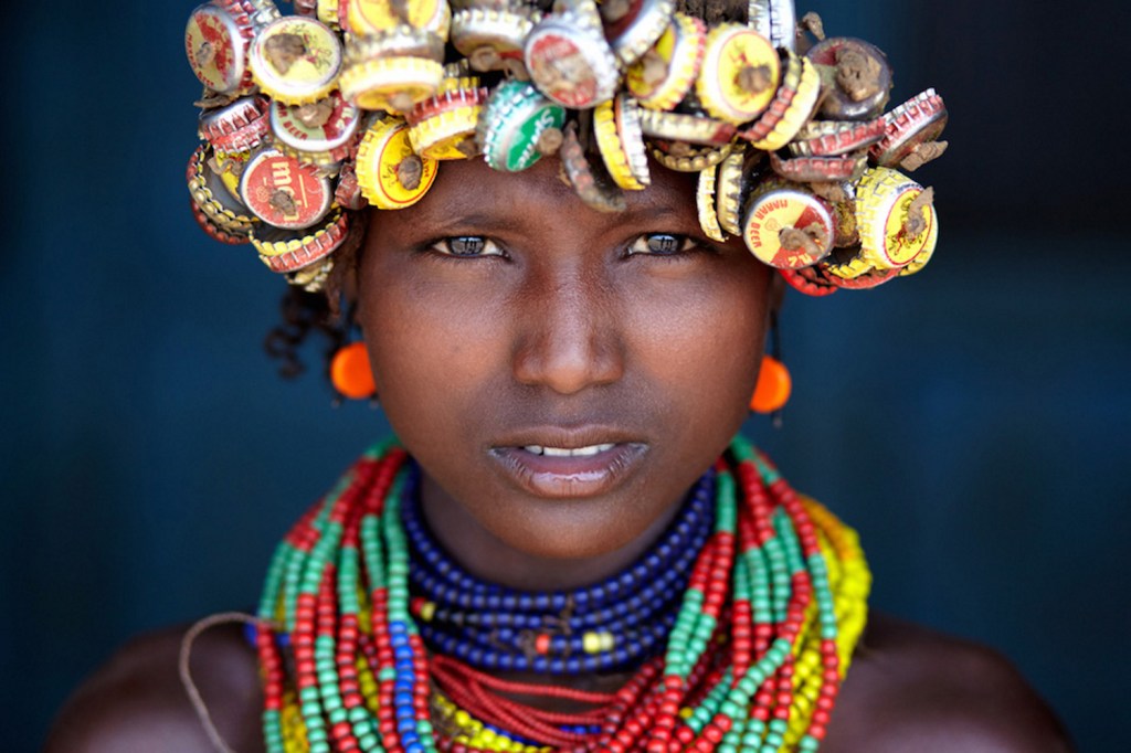 Una giovane donna di etnia Dassanech fotografata a Omorate, Etiopia.
Rafal Ziejewski, Ethiopian Girl, www.typoty.com, 2015